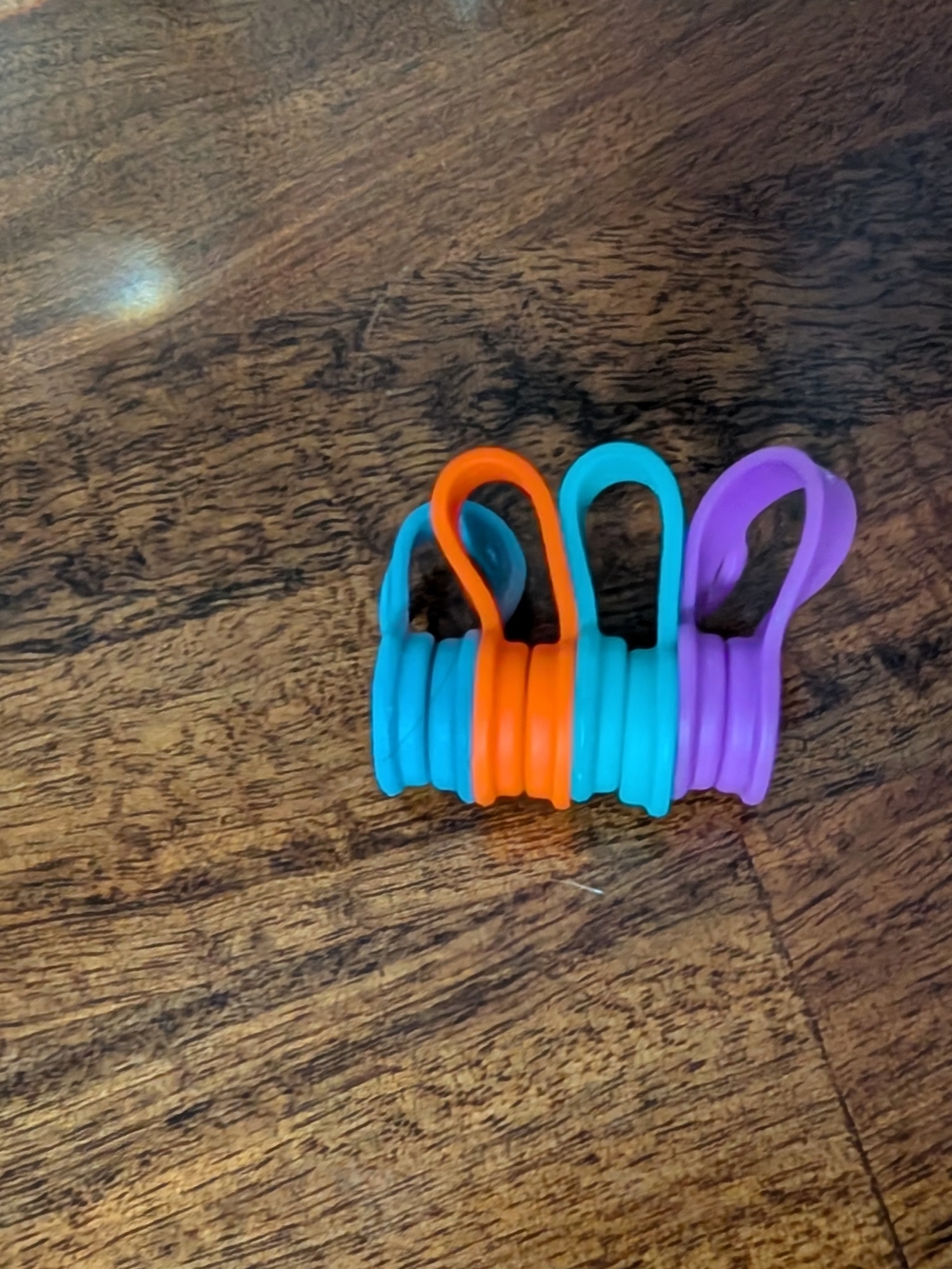 SUNFICON 4 Pack Magnetic Silicone Cable Organizers Cord Clips Ties NWOT
